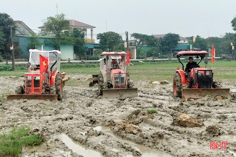 Máy móc tập trung làm đất để chuyển đổi ô thửa nhỏ thành cánh đồng lớn ở thôn Hưng Lộc, xã Cẩm Hưng. bqbht_br_z6198845601347-df0531d9f04ef8a5ff52a58f51a8c78a.jpg