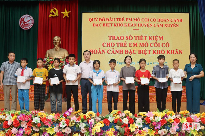 Lãnh đạo huyện Cẩm Xuyên trao sổ tiết kiệm cho các cháu. bqbht_br_4-9939.jpg