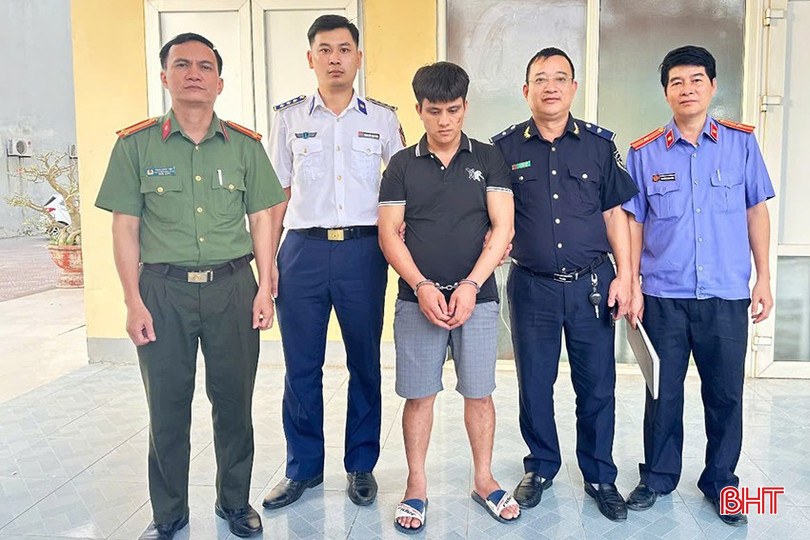 Đội Kiểm soát hải quan (Chi cục Hải quan khu vực XI) phối hợp với các lực lượng bắt giữ đối tượng Nguyễn Ngọc Truyền (trú ở Nghi Xuân) mua bán ma túy ngày 9/6. bqbht_br_z2.jpg