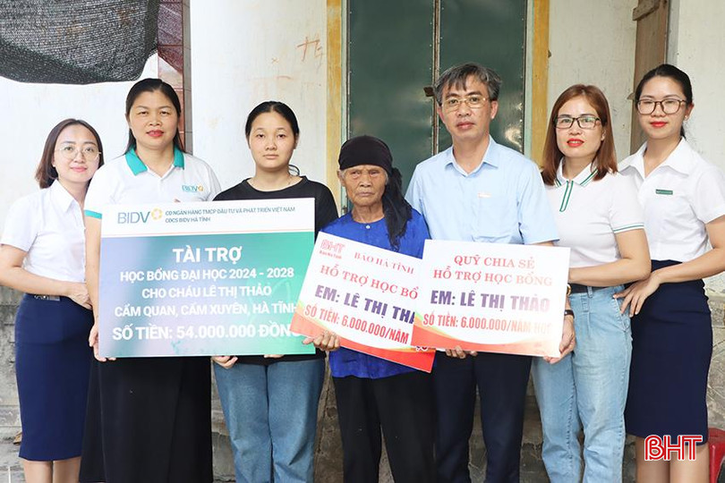 Công đoàn cơ sở BIDV Chi nhánh Hà Tĩnh, Quỹ Chia sẻ, Báo Hà Tĩnh hỗ trợ em Lê Thị Thảo (xã Cẩm Quan, Cẩm Xuyên) 2 triệu đồng/tháng trong 4 năm em học đại học. 9918.jpg