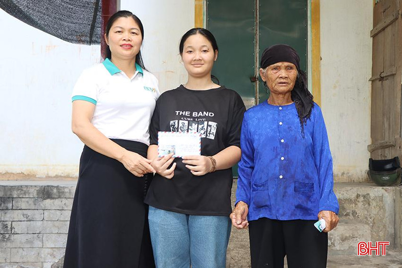 Lãnh đạo Ngân hàng BIDV Chi nhánh Hà Tĩnh trao quà từ các mạnh thường quân chúc mừng em Lê Thị Thảo đậu đại học. 9920.jpg
