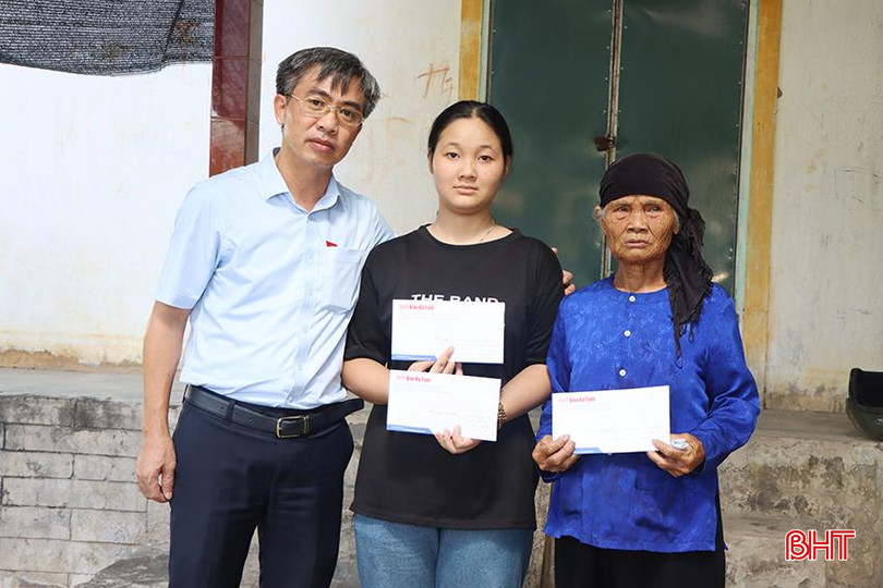 Lãnh đạo Báo Hà Tĩnh trao quà hỗ trợ mua sách vở đầu năm học; trao "học bổng Quỹ chia sẻ" năm học 2024 cho em Lê Thị Thảo. 9899.jpg