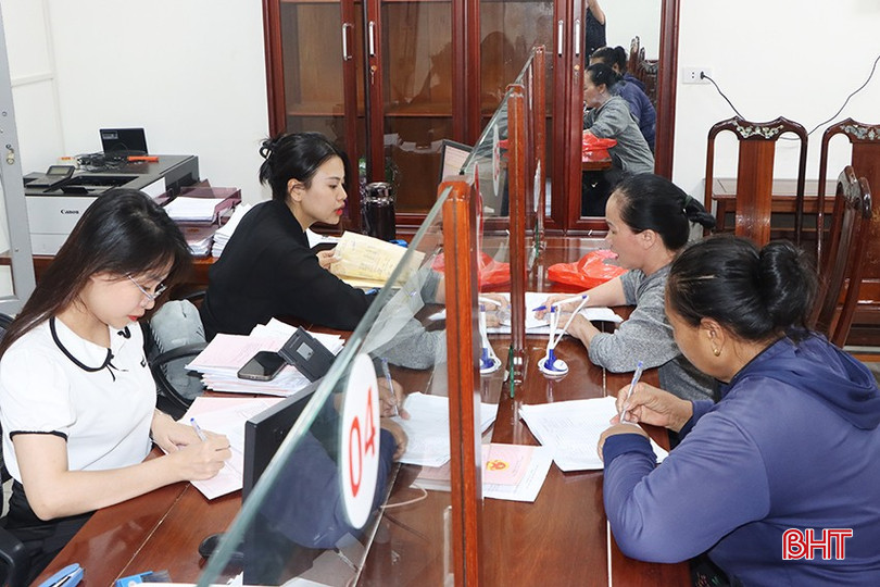 Người dân nộp hồ sơ thủ tục tại Trung tâm Phục vụ hành chính công phường Thành Sen. bqbht_br_1.jpg