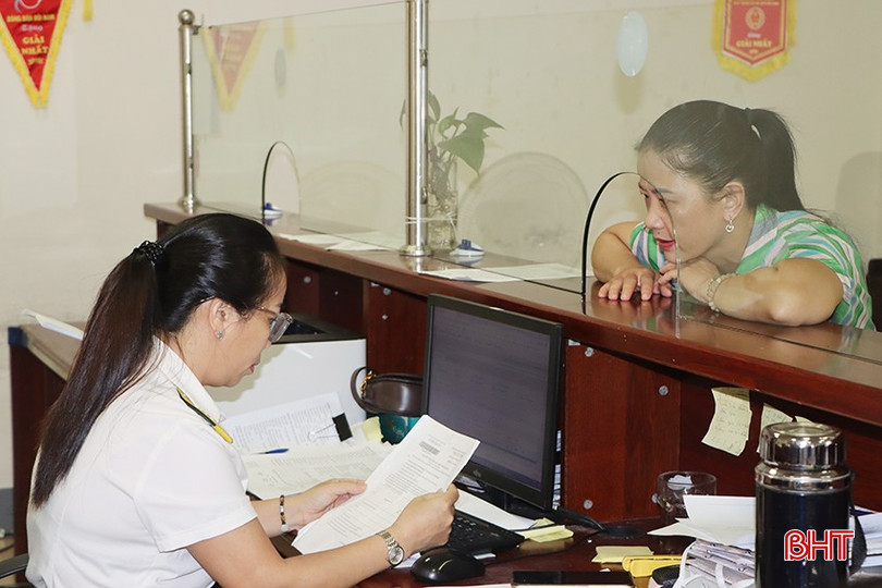 Cán bộ Thuế cơ sở 1 tỉnh Hà Tĩnh hỗ trợ người dân kê khai nộp thuế. bqbht_br_3.jpg