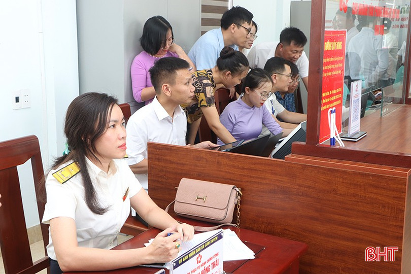 Cán bộ Chi cục Thuế khu vực XI hỗ trợ giải quyết thủ tục hành chính tại Trung tâm phục vụ hành chính công xã Cẩm Xuyên trong giai đoạn vận hành thử nghiệm. bqbht_br_2.jpg