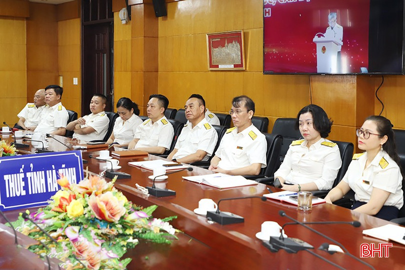 เจ้าหน้าที่ภาษีจังหวัดห่าติ๋ญติดตามการประชุมออนไลน์ bqbht_br_2163.jpg