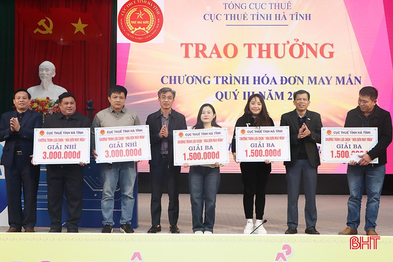 Hội đồng giám sát chương trình “Hóa đơn may mắn” tỉnh Hà Tĩnh trao giải nhì và giải ba cho các khách hàng may mắn ở kỳ quay thưởng quý III/2024. bqbht_br_9712.jpg