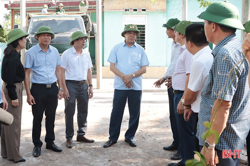 Chủ tịch UBND tỉnh Võ Trọng Hải chỉ đạo công tác di dời GPMB dự án cao tốc Bắc - Nam qua huyện Cẩm Xuyên. Ảnh tư liệu. bqbht_br_5.jpg