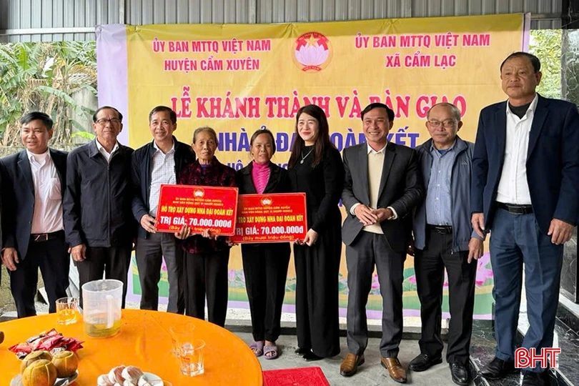 Lãnh đạo huyện Cẩm Xuyên bàn giao nhà đại đoàn kết cho bà Nguyễn Thị Chanh, ông Hồ Văn Ngân (thôn Hà Văn, xã Cẩm Lạc).