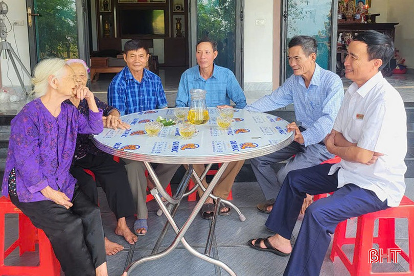 Các thành viên dòng họ Đào ở xã Cẩm Sơn kể lại chuyện nhường đất, di dời nhà từ đường và mộ tổ để thi công cao tốc Bắc - Nam. bqbht_br_3.jpg