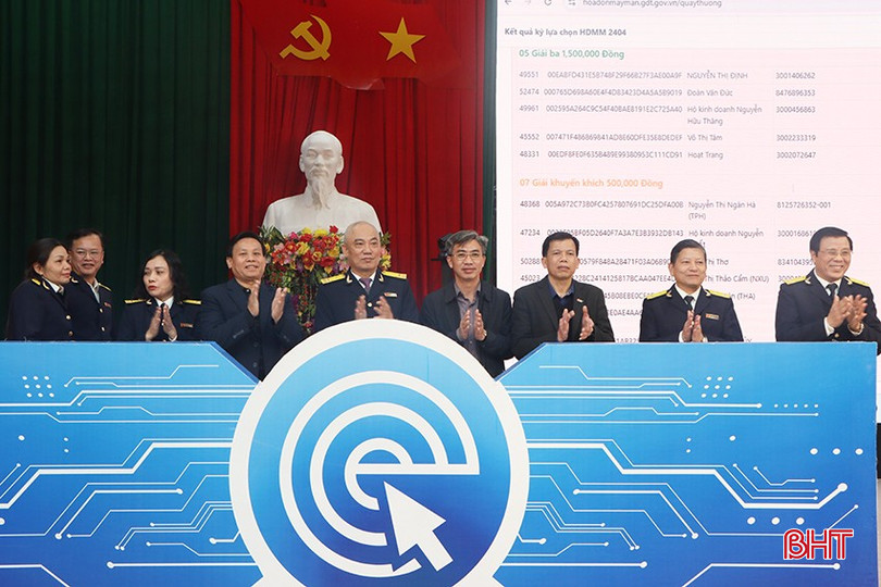 Hội đồng giám sát chương trình “Hóa đơn may mắn” tỉnh Hà Tĩnh bấm nút lựa chọn và chứng kiến, chúc mừng kết quả “Hóa đơn may mắn” quý IV/2024. bqbht_br_9721.jpg
