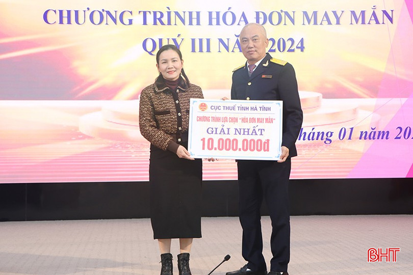 Phó Cục trưởng Cục Thuế tỉnh Dương Hồng Lĩnh trao giải nhất “Hóa đơn may mắn” quý III/2024 cho khách hàng Đặng Thị Hương. bqbht_br_9706.jpg