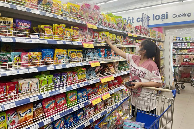 Người tiêu dùng được hưởng lợi vì thuế GTGT là loại thuế gián thu, được cấu thành trong giá bán của sản phẩm nên khi giảm thuế giá thành sản phẩm sẽ giảm. 3.jpg