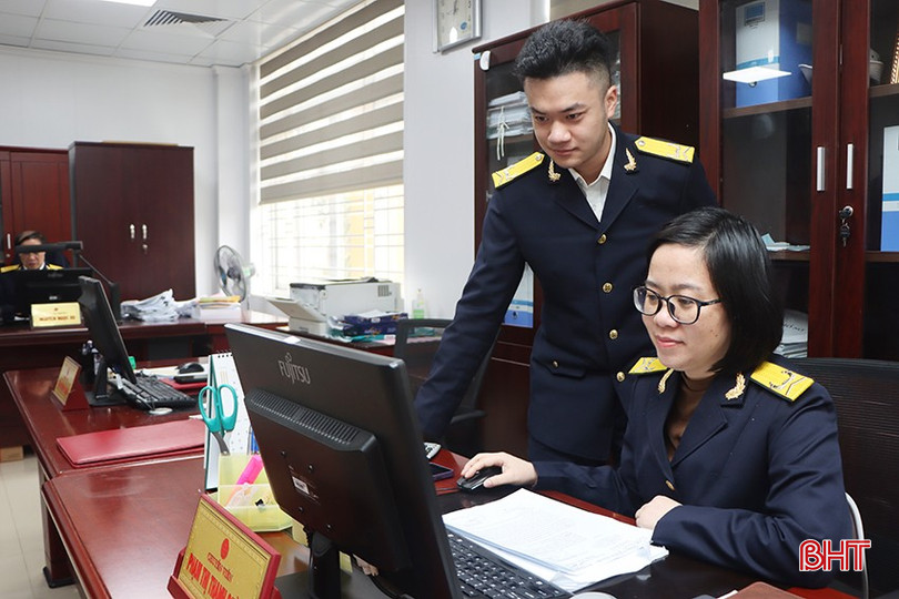 Cán bộ Cục Thuế tỉnh rà soát các nguồn thu trên hệ thống để kịp thời đôn đốc, nhắc nhở người nộp thuế nộp tiền vào NSNN. bqbht_br_9954.jpg