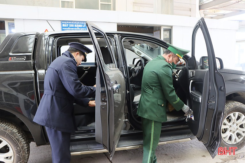 Lực lượng chức năng tại Cửa khẩu quốc tế Cầu Treo kiểm tra phương tiện lưu thông qua cửa khẩu. bqbht_br_8648.jpg
