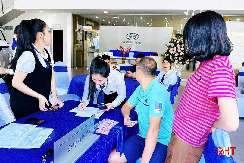 Khách hàng đăng ký trải nghiệm lái thử xe ô tô Hyundai. bqbht_br_1.jpg