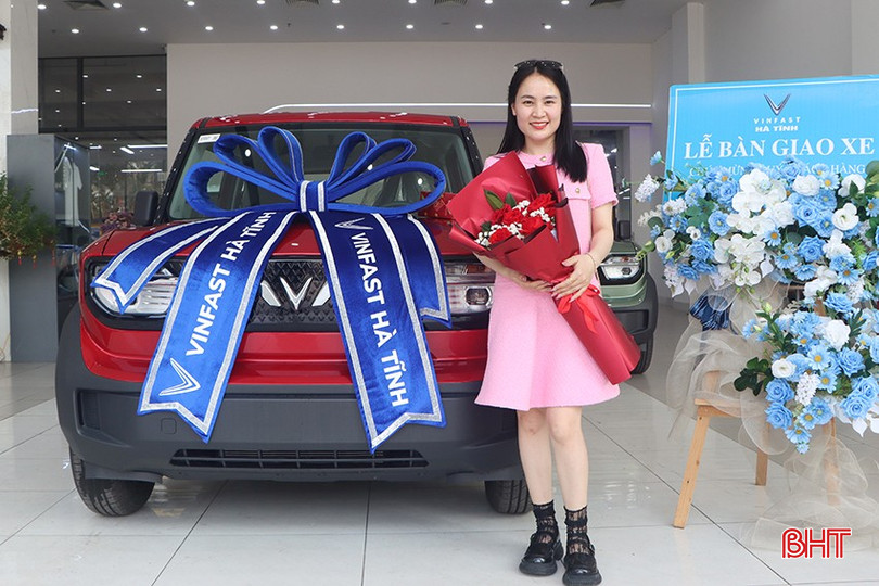 Khách hàng ở huyện Hương Khê nhận bàn giao xe VinFast. bqbht_br_1420.jpg
