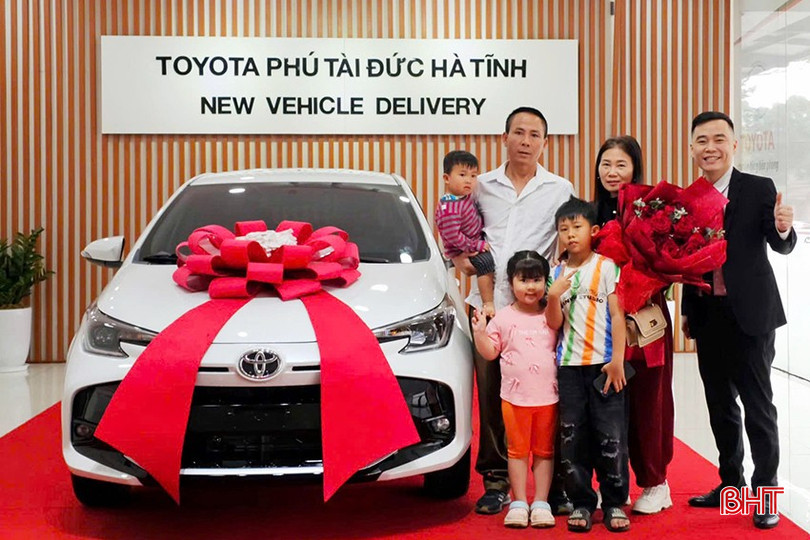 Khách hàng nhận bàn giao xe tại Đại lý Toyota Phú Tài Đức Hà Tĩnh. bqbht_br_2.jpg