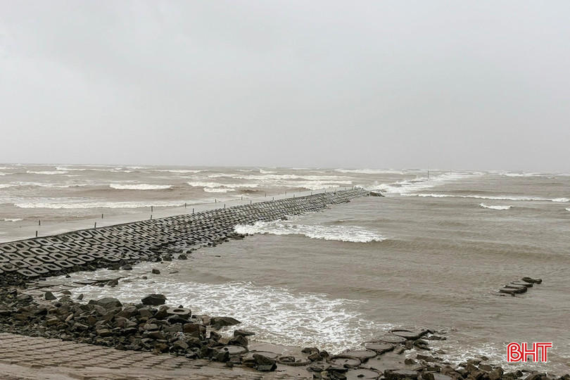 In Thien Cam commune, sea levels are rising... (Photo: Ha Phuong). Tại xã Thiên Cầm, mực nước biển dâng cao... (Ảnh: Hà Phương).