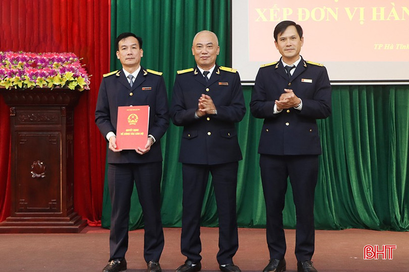 Phó Cục trưởng Cục Thuế tỉnh Dương Hồng Lĩnh trao quyết định đổi tên Chi cục Thuế khu vực Thạch Hà – Lộc Hà thành Chi cục Thuế huyện Thạch Hà cho lãnh đạo đơn vị. bqbht_br_8330.jpg
