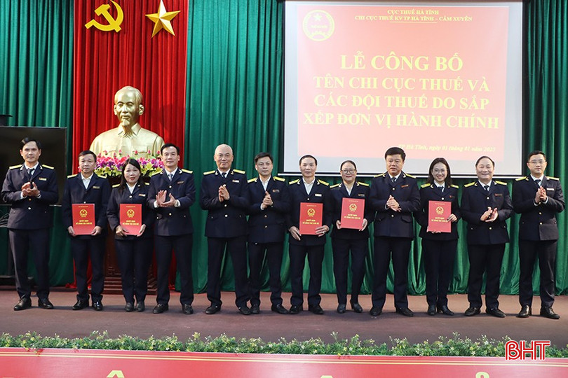 Lãnh đạo Cục Thuế tỉnh Hà Tĩnh trao các quyết định điều động, bổ nhiệm công chức lãnh đạo các đội thuế. bqbht_br_8338.jpg