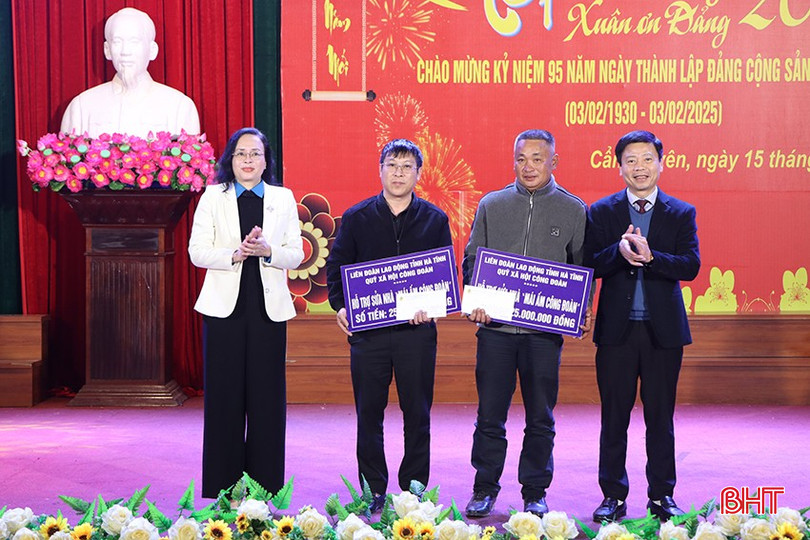 Các đại biểu trao hỗ trợ 2 nhà mái ấm công đoàn cho đoàn viên có hoàn cảnh khó khăn của huyện Cẩm Xuyên. bqbht_br_10.jpg