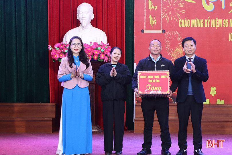 Đại diện Đoàn công tác chỉ đạo huyện Cẩm Xuyên và LĐLĐ huyện trao quà của Tỉnh ủy - HĐND - UBND - Ủy ban MTTQ tỉnh cho cán bộ, đoàn viên, công nhân, lao động huyện Cẩm Xuyên. bqbht_br_11.jpg