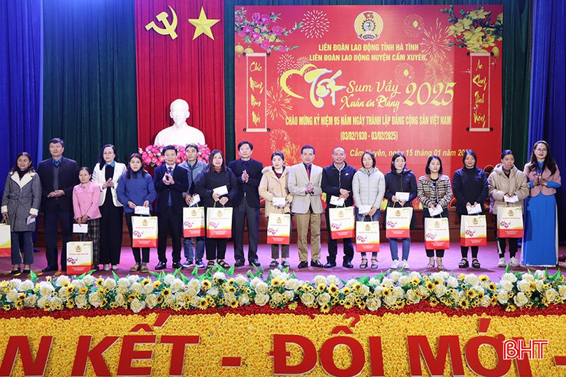 Các đoàn viên có hoàn cảnh khó khăn nhận quà tết Nguyên đán Ất Tỵ của LĐLĐ huyện Cẩm Xuyên. bqbht_br_9.jpg