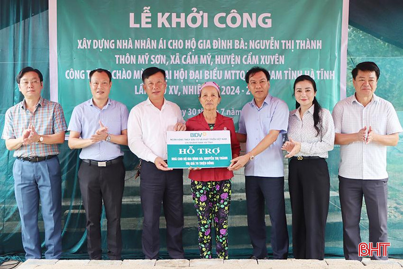 BIDV Chi nhánh Hà Tĩnh hỗ trợ bà Nguyễn Thị Thành (xã Cẩm Mỹ) 70 triệu đồng xây dựng nhà đại đoàn kết. 8927.jpg