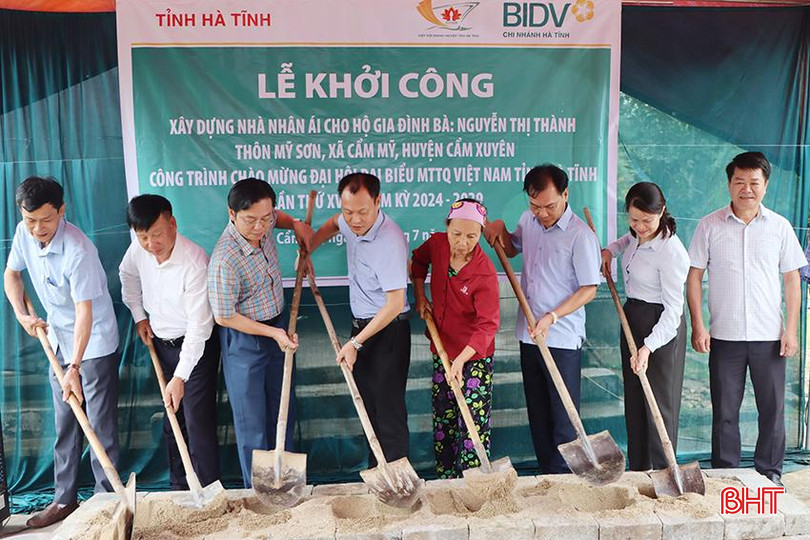 Đại biểu động thổ khởi công xây dựng nhà cho bà Nguyễn Thị Thành (Cẩm Mỹ) 8937.jpg