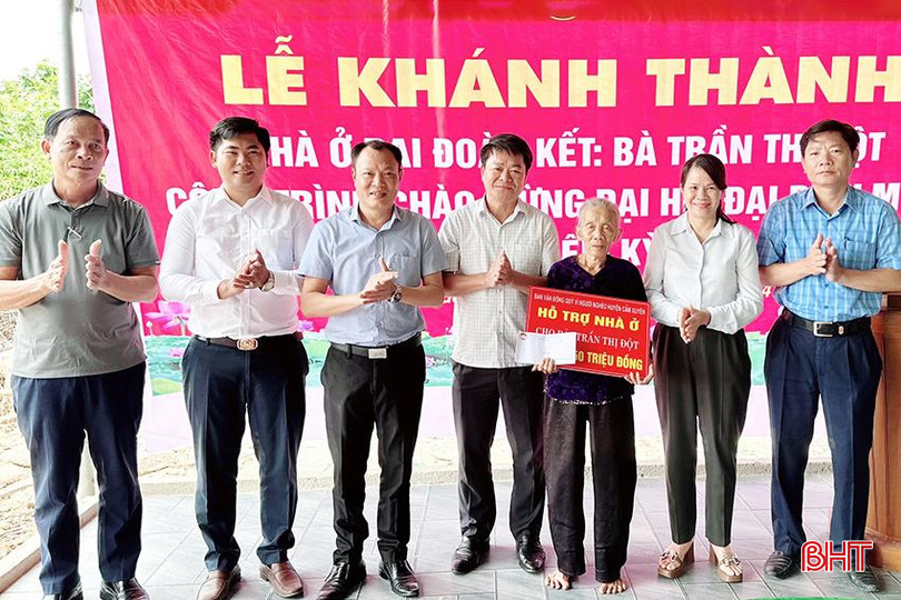 Lãnh đạo địa phương trao biểu trưng hỗ trợ cho bà Trần Thị Đột (xã Nam Phúc Thăng). 1.jpg