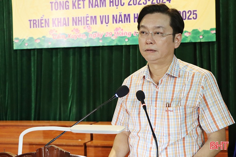 Bí thư Huyện ủy Cẩm Xuyên Nguyễn Văn Thành: Ngành GD&ĐT huyện sớm đề xuất UBND tỉnh cấp nguồn hỗ trợ để cải tạo nâng cấp cơ sở vật chất, đảm bảo nhiệm vụ dạy và học; chấn chỉnh những tồn tại trong công tác giáo dục, vượt qua các khó khăn, tiếp tục duy trì ổn định vị trí tốp đầu của giáo dục tỉnh nhà. 1072.jpg