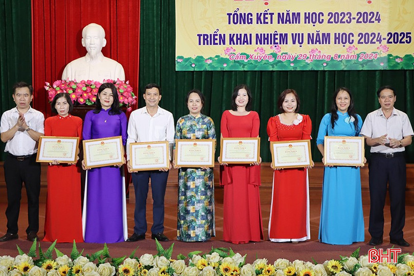 ... và cá nhân đạt thành tích xuất sắc trong phong trào thi đua "Đổi mới, sáng tạo trong quản lý, giảng dạy và học tập" năm học 2022 - 2023. 1092.jpg