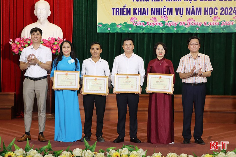 Đại diện Sở GD&ĐT Hà Tĩnh, lãnh đạo huyện Cẩm Xuyên tặng bằng khen của Bộ GD&ĐT cho các tập thể... 1090.jpg
