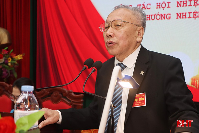 Phó Chủ tịch Liên hiệp các Hội KH&KT huyện Cẩm Xuyên Trần Đắc Đại trình bày báo cáo tổng kết hoạt động nhiệm kỳ 2018-2023 và phương hướng, giải pháp nhiệm kỳ 2024-2029 của hội. bqbht_br_7364.jpg