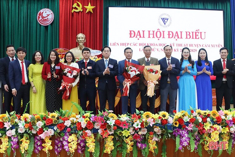 Lãnh đạo Liên hiệp các Hội KH&KT tỉnh Hà Tĩnh, lãnh đạo huyện Cẩm Xuyên tặng hoa chúc mừng Ban Chấp hành Liên hiệp các Hội KH&KT huyện Cẩm Xuyên khóa V nhiệm kỳ 2024 – 2029. bqbht_br_7449.jpg