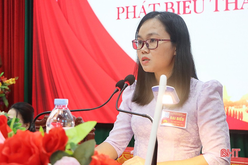 Phó Giám đốc Trung tâm Y tế huyện Cẩm Xuyên Nguyễn Thùy Phong tham luận về chuyển đổi số để nâng cao hoạt động của Hội Y tế. bqbht_br_7370.jpg