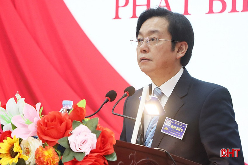Bí thư Huyện ủy Cẩm Xuyên Nguyễn Văn Thành phát biểu chỉ đạo đại hội. bqbht_br_7396.jpg