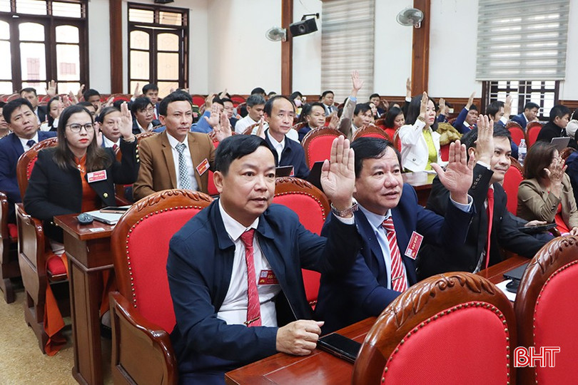 Đại hội bầu Ban Chấp hành Liên hiệp các Hội KH&KT huyện Cẩm Xuyên khóa V bằng hình thức biểu quyết. bqbht_br_7423.jpg