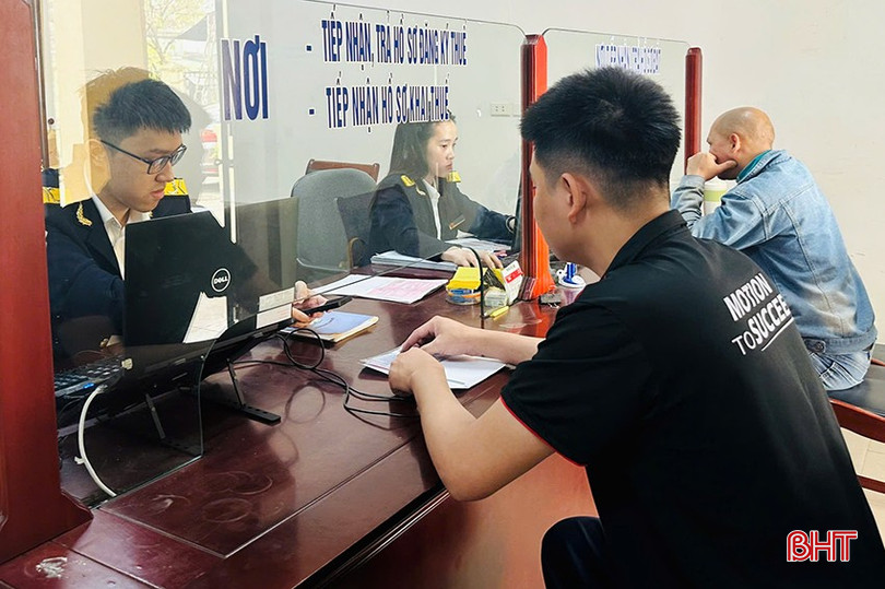 Bộ phận giao dịch một cửa tại Đội thuế liên huyện Kỳ Anh thường xuyên tuyên truyền đến người nộp thuế về các phương thức giả mạo lừa đảo. bqbht_br_12123.jpg