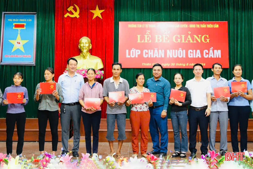 Bế giảng lớp chăn nuôi gia cầm cho hộ nghèo thị trấn Thiên Cầm. 123qăq.jpg