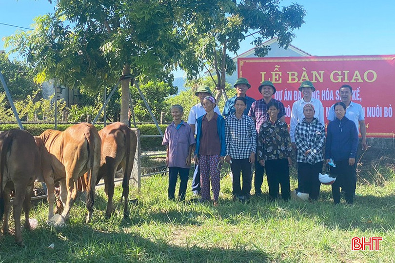 Lãnh đạo Phòng LĐ-TB&XH huyện Cẩm Xuyên trao mô hình chăn nuôi bò cho hộ nghèo ở xã Cẩm Sơn. 12qă1.jpg