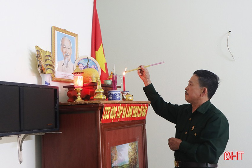 Ông Đậu Văn Phùng gương mẫu lập bàn thờ Bác theo phát động của hội cựu chiến binh. bqbht_br_0070.jpg