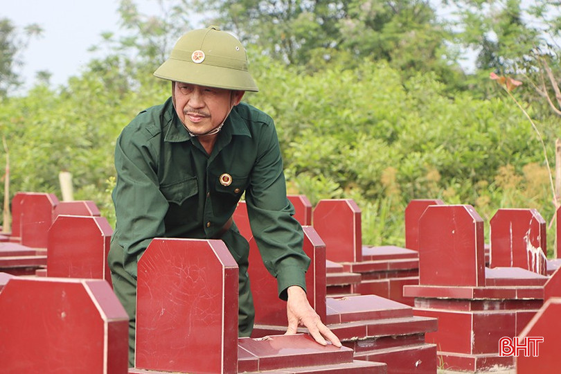 Ông Đậu Văn Phùng - Chi hội trưởng Chi hội Cựu chiến binh thôn Hưng Mỹ (xã Cẩm Thành) chăm sóc những ngôi mộ vô chủ đã được quy tập về nghĩa trang. bqbht_br_0150.jpg
