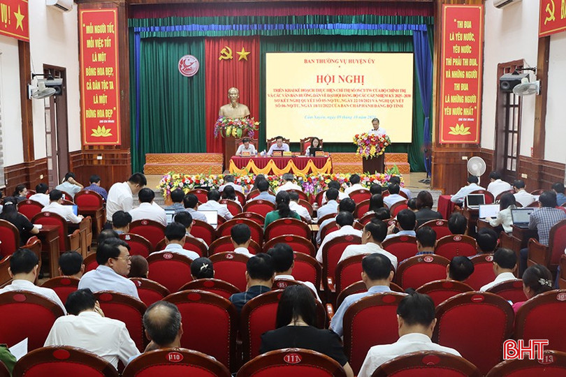 Thường trực Huyện ủy Cẩm Xuyên chủ trì hội nghị. 3506-559.jpg