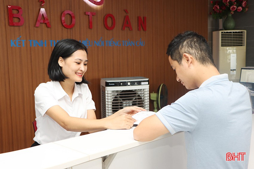 Nhân viên Công ty CP Bảo Toàn tư vấn sản phẩm cho khách hàng. a5-7634.jpg
