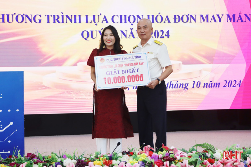 Phó Cục trưởng Cục Thuế tỉnh Dương Hồng Lĩnh trao giải nhất “Hóa đơn may mắn” quý II/2024 cho khách hàng Lê Thị Hằng. 4709-4143-4161.jpg