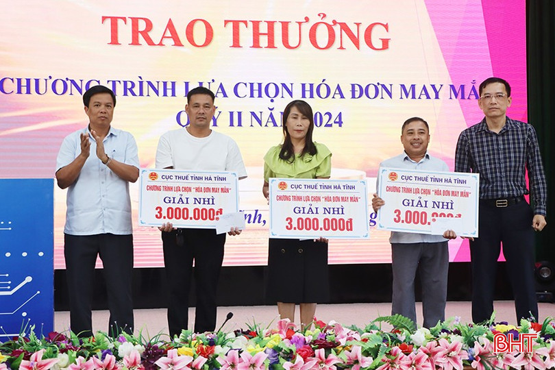 Hội đồng giám sát chương trình “Hóa đơn may mắn” tỉnh Hà Tĩnh trao giải nhì... 4714-9380-560.jpg