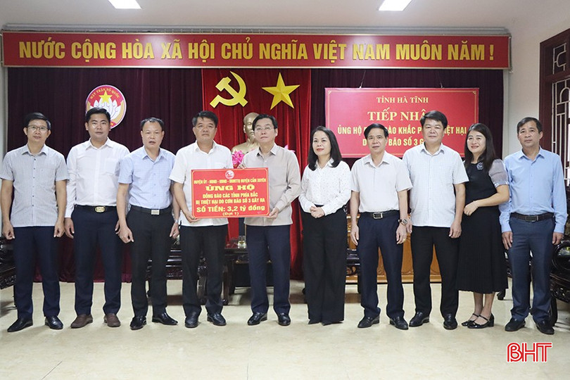 Lãnh đạo huyện Cẩm Xuyên trao biểu trưng ủng hộ 3,2 tỷ đồng cho Nhân dân các tỉnh phía Bắc bị thiệt hại do bão số 3. 2516.jpg