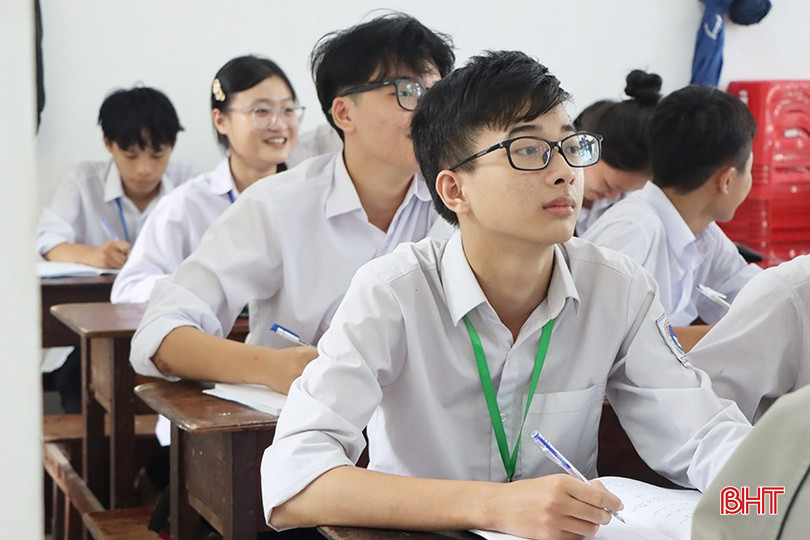Em Dương Nguyễn Nhật Sang tập trung nghe giảng bài trên lớp. 2814.jpg